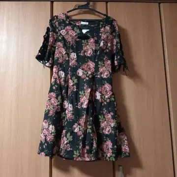 액시즈 꽃무늬 반팔 원피스 M 사이즈