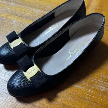 새상품급 페라가모 펌프스 24cm
