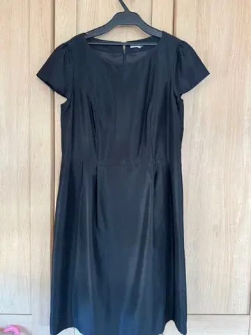 23구 44호 블랙 반팔 무릎 기장 원피스