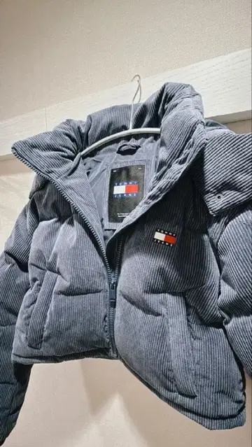 TOMMY JEANS 코듀로이 알래스카 퍼퍼 다운