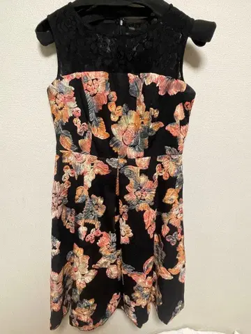 GRACE CONTINENTAL 슬리브리스 원피스