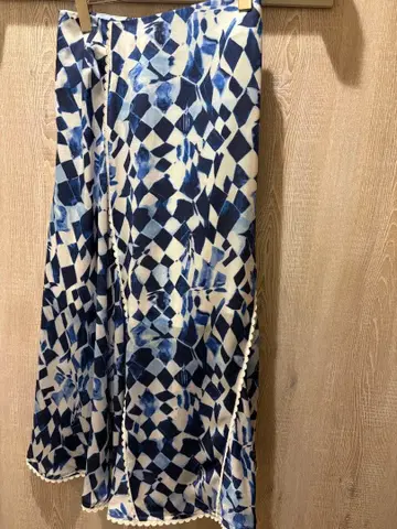 파랑과 화이트의 기하학 패턴 플레어 롱 스커트