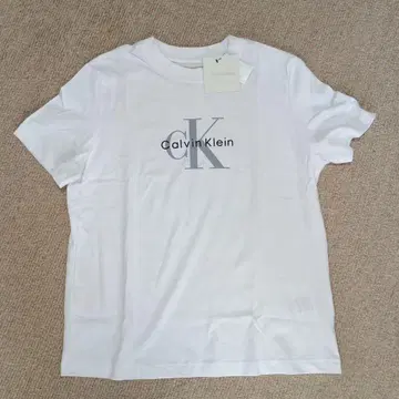 캘빈클라인 티셔츠 M 사이즈