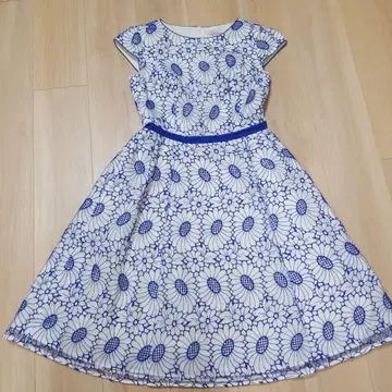 TOCCA 슬리브리스 무릎 기장 원피스