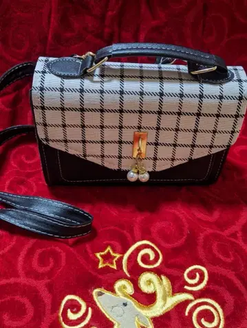 체크 무늬 숄더백