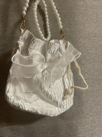 화이트 프릴 리본 숄더백
