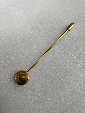 골드 핀 배지 심플