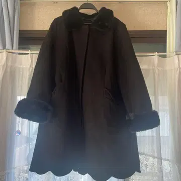 밑단 스캘럽 블랙 퍼 부착 롱 코트 3L