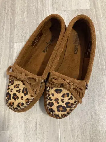 MINNETONKA 레오파드 무늬 로퍼