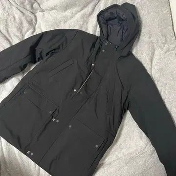 COS 블랙 다운 자켓 유로 M 사이즈