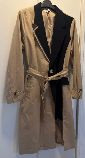 베이지와 블랙 트렌치코트