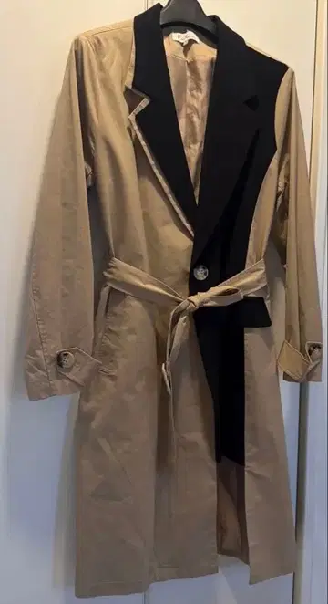 베이지와 블랙 트렌치코트