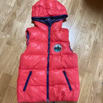 후드 부착 빨간색 다운 베스트 로데오