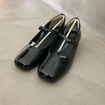 에나멜 T스트랩 신발