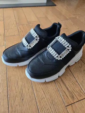 셀포드 비쥬 장식 블랙 스니커즈