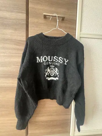 MOUSSY 블랙 로고 크롭 스웨터