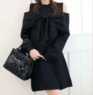 마제스틱 레곤 오프숄더 리본 니트 원피스 블랙