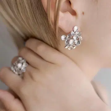 18일까지 24시간 한정 판매 중! 플로럴 귀걸이 꽃 모티브 매트 실버