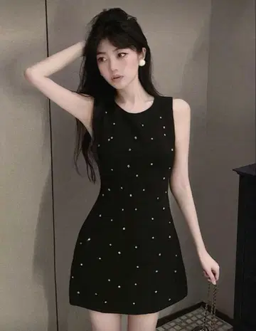 펄 장식이 달린 블랙 슬리브리스 드레스