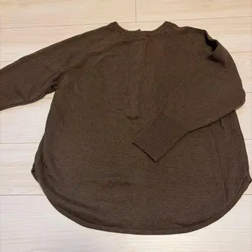 브라운 버튼 헨리넥 스웨터