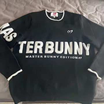 마스터 버니 에디션 블랙 스웨터