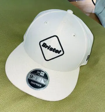 브리스텔 화이트 스냅백 캡