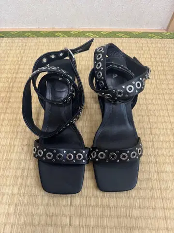 스터드 디자인 블랙 오픈토 샌들