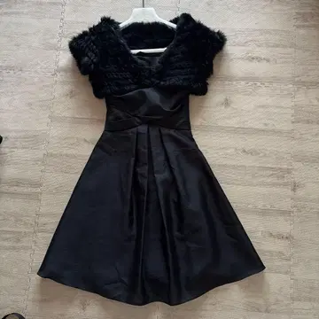 퍼가 달린 블랙 드레스