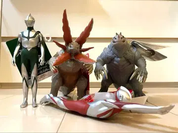 소프비 신 울트라맨 비행 & 에너지 소모 시 ver., 가보라, 파고스