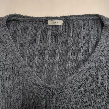 IENA 다크 그레이 V넥 스웨터