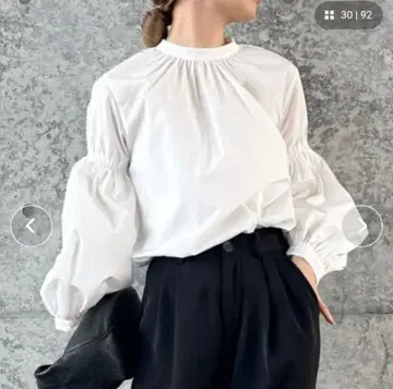 미사용 새상품 SELECTMOCA 볼륨 개더 슬리브 블라우스 화이트