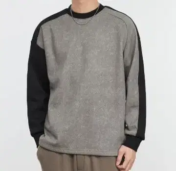 그레이와 블랙의 래글런 슬리브 티셔츠