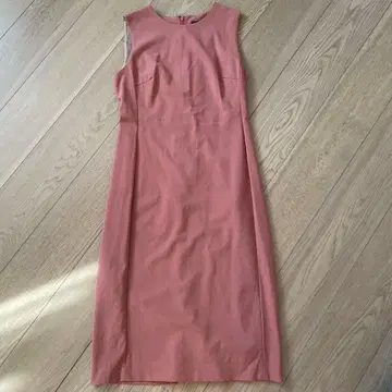 theory 슬리브리스 무릎 기장 원피스 코랄 핑크