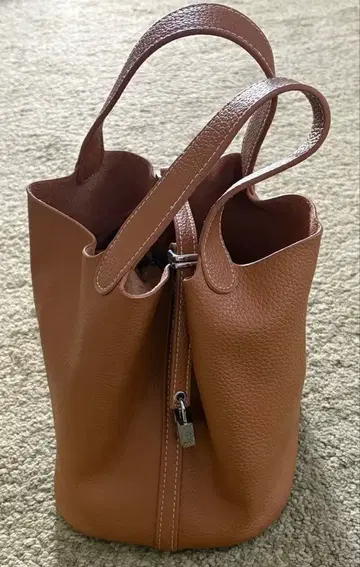 천연 가죽 큐브 백 브라운 실버 금장 장식