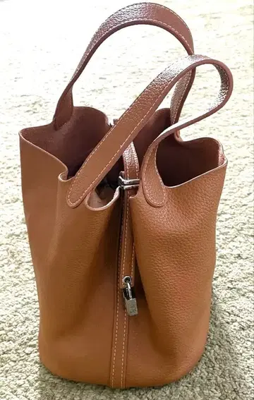 천연 가죽 큐브 백 브라운 실버 금장 장식