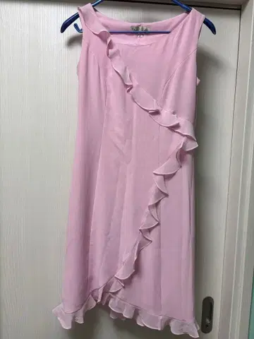 미사용 새상품 VIVID Boutique 프릴 달린 핑크 드레스 9A3