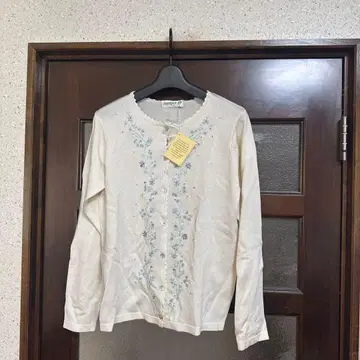 Jumper S사이즈 자수 들어간 아이보리 스웨터