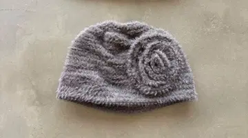 SHAGGIE 장미 장식 니트 모자