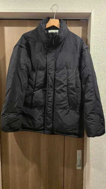 블랙 다운 자켓 슬리브리스 있음 워크맨