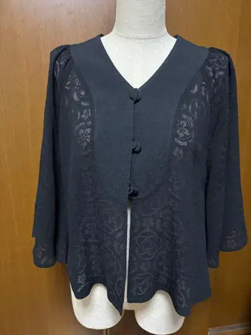 시선당, 블랙 레이스풍 칠부 소매 가디건