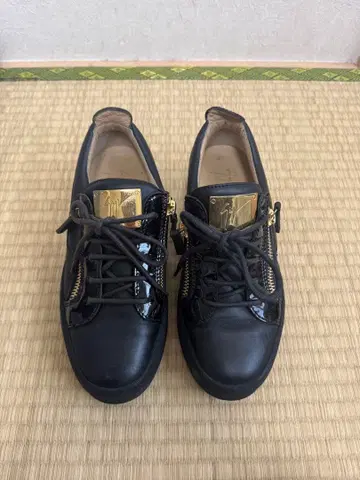 블랙 가죽 지퍼 스니커즈