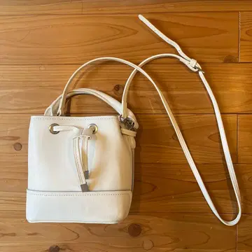 ZARA 화이트 복조리형 미니 숄더백