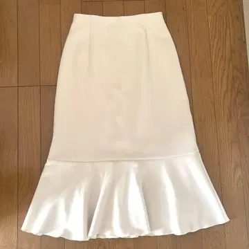 스트로베리 필드 화이트 플레어 헴 타이트 스커트