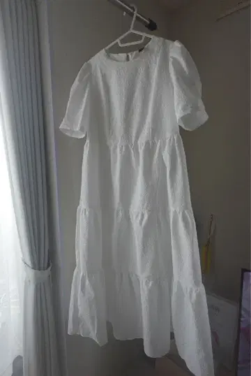 화이트 티어드 원피스 반팔