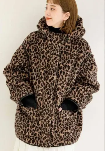 레오파드 무늬 후드 부착 보아 자켓