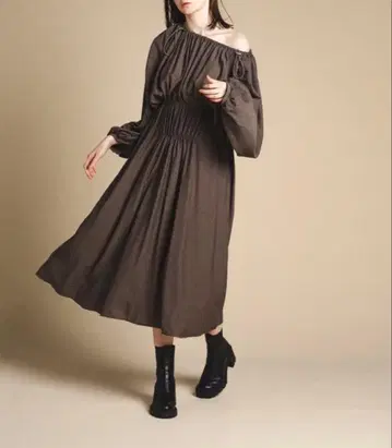 PINUE / 드로스트 넥 개더 원피스