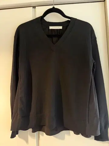 ESTNATION 블랙 V넥 긴팔 상의