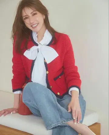 저스길리티 미카 씨 착용 노카라 자켓 빨간색 니트