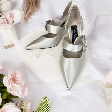 새상품급 찰스앤키스 비쥬 장식 골드 스틸레토 하이힐