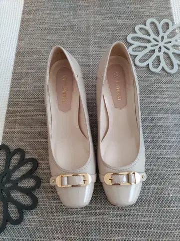 BARCLAY 베이지 버클 하이힐